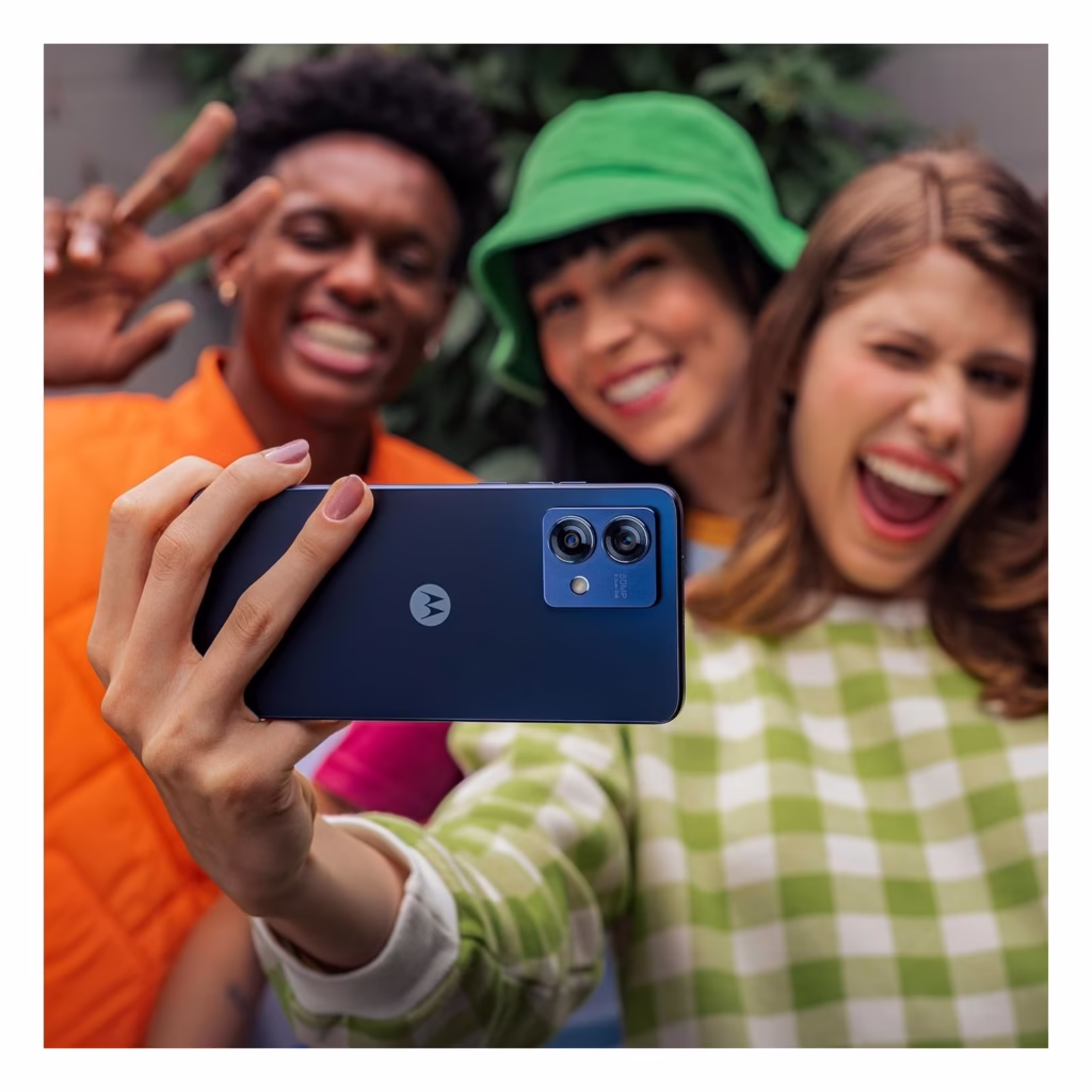 Motorola Moto G84 5G 16MP front camera used for a group selfie