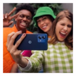 Motorola Moto G84 5G 16MP front camera used for a group selfie